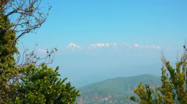 Kausani Uttarakhand 2024 K karlı dağ zirveleri Trishul Himalaya sıradağları 