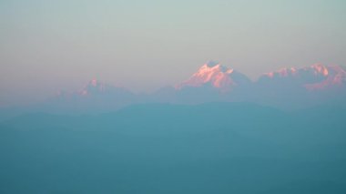 Kausani Uttarakhand 2024 4K-Sunset Himalaya 'nın altın saatlerinde