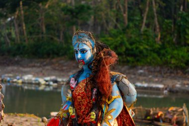Unutulmuş İlahiyat Ayinlerinden Sonra Hindu İdollerinin Büyüleyici Fotoğrafları