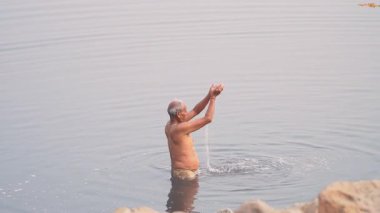 Kirli Yamuna Nehri Yeni Delhi 'de 2 Şubat 2025' te ibadet edenler