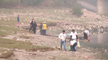 Öğrenciler ve Çevreciler Yamuna Nehri Temizleme Gönüllüsü 2 Şubat 2025