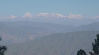 Uttarakhand, Almora 'daki Kasar Devi' nin dingin güzelliğini hissedin. Günün ilk ışığı uzaktaki Nanda Devi 'yi nazikçe aydınlatıyor.