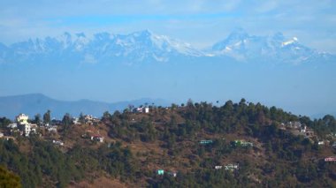 Uttarakhand, Almora 'daki Kasar Devi' nin dingin güzelliğini hissedin. Günün ilk ışığı uzaktaki Nanda Devi 'yi nazikçe aydınlatıyor.
