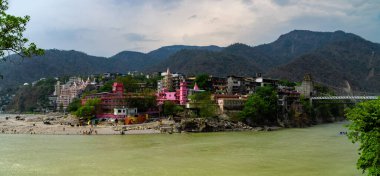 Laxman Jhula asma köprüsü Rishikesh 'te, kutsal Ganj Nehri' ni Himalaya eteklerindeki dinginliğin ortasına yayıyor.