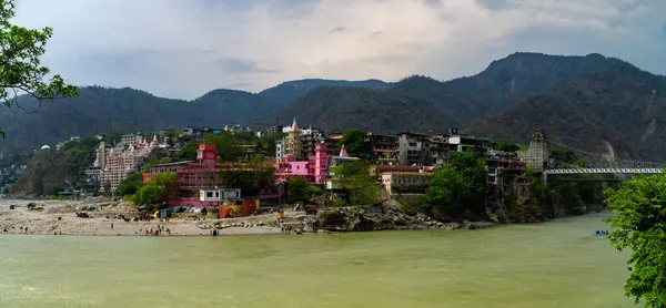 Laxman Jhula asma köprüsü Rishikesh 'te, kutsal Ganj Nehri' ni Himalaya eteklerindeki dinginliğin ortasına yayıyor.
