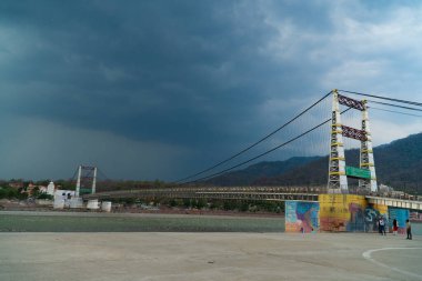 Sita Jhula Askı Köprüsü Sahne Nehrinin ortasında Rishikesh Uttarakhand Hindistan 'da