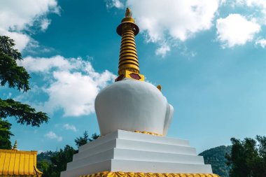 Mutlu Vadi 'deki Budist Manastırı. Dalai Lama 'nın Hindistan' daki ilk evi Uttarakhand.