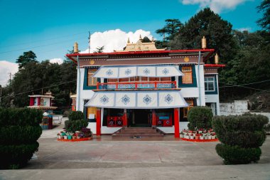 Mutlu Vadi 'deki Budist Manastırı. Dalai Lama 'nın Hindistan' daki ilk evi Uttarakhand.