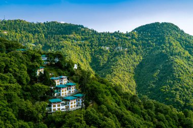 Happy Valley, Mussoorie - Dalai Lama 'nın Hindistan' daki ilk evi. Serene Dağ Vadisi 'ndeki Çağdaş Mimarlık