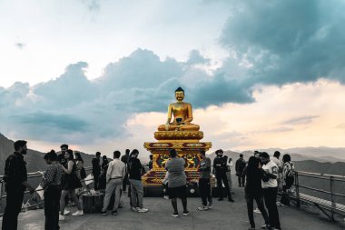 Görkemli Altın Kaplama Buda Bulutlara Karşı Dalai Tepesi, Uttarakhand