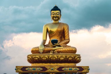 Görkemli Altın Kaplama Buda Bulutlara Karşı Dalai Tepesi, Uttarakhand