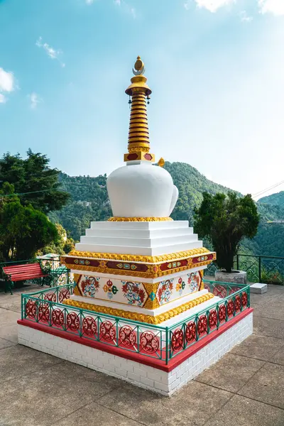 Mutlu Vadi 'deki Budist Manastırı. Dalai Lama 'nın Hindistan' daki ilk evi Uttarakhand.