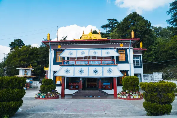 Mutlu Vadi 'deki Budist Manastırı. Dalai Lama 'nın Hindistan' daki ilk evi Uttarakhand.