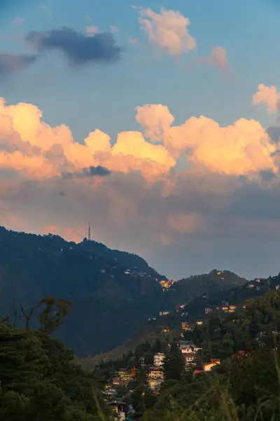 Mussoories Mystic Mountain Valley 'de Altın Saat, Uttarakhand 2025