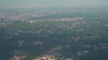 Hindistan 'ın Uttarakhand kentindeki Himalaya eteklerinin dingin cazibesini gözler önüne seren seyahat, sinema projeleri, belgeseller veya hedef reklamları için mükemmel bir yüksek çözünürlüklü doğa klibi.