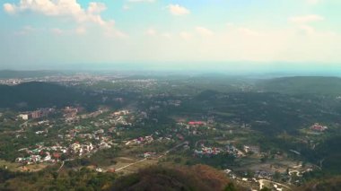 Hindistan 'ın Uttarakhand kentindeki Himalaya eteklerinin dingin cazibesini gözler önüne seren seyahat, sinema projeleri, belgeseller veya hedef reklamları için mükemmel bir yüksek çözünürlüklü doğa klibi.