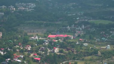 Hindistan 'ın Uttarakhand kentindeki Himalaya eteklerinin dingin cazibesini gözler önüne seren seyahat, sinema projeleri, belgeseller veya hedef reklamları için mükemmel bir yüksek çözünürlüklü doğa klibi.