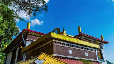 Mussoorie, Uttarakhand manzaralı dağ vadisinde büyüleyici bir altın saat gün batımı, büyüleyici 4K 'da yakalandı..