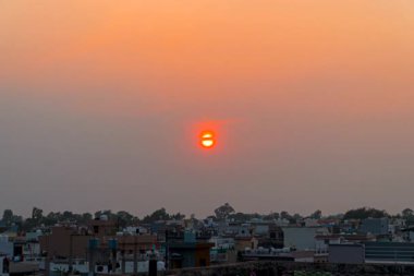 Mussoorie, Uttarakhand manzaralı dağ vadisinde büyüleyici bir altın saat gün batımı, büyüleyici 4K 'da yakalandı..