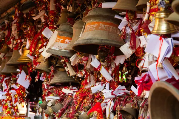 Almora 'nın Meşhur Çan Tapınağı, Uttarakhand' daki Kutsal Sitede Golu Devta 'nın Binlerce Çanı Tapınağı