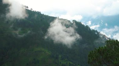 Sisli dağların ve Uttarakhand 'daki Rautu ki Beli köyünün 4K' lık büyüleyici manzarası, İsviçre vadilerinin cazibesini çağrıştırıyor. Belgeseller için mükemmel bir stok klibi