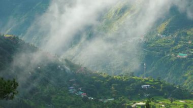 Sisli dağların ve Uttarakhand 'daki Rautu ki Beli köyünün 4K' lık büyüleyici manzarası, İsviçre vadilerinin cazibesini çağrıştırıyor. Belgeseller için mükemmel bir stok klibi