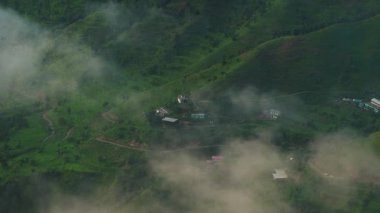 Sisli dağların ve Uttarakhand 'daki Rautu ki Beli köyünün 4K' lık büyüleyici manzarası, İsviçre vadilerinin cazibesini çağrıştırıyor. Belgeseller için mükemmel bir stok klibi