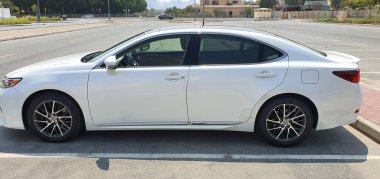 Japonya 'nın lüks arabası beyaz Lexus 250 2016' da park yerinde. Yan görünüm.