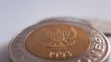 Beyaz zemin üzerinde palmiye yağı sembolü bulunan Endonezya 'dan bin rupiah sikke, Diterbitkan oleh bankası Endonezya pada tahun 1993