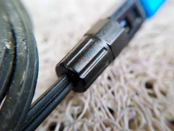 一种用过的蓝色无线电通信电缆 由于坏了而不再使用 — 图库照片