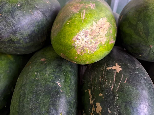 Bündel Großer Süßer Grüner Wassermelonen Und Geschnittener Wassermelonen Mehrere Große — Stockfoto