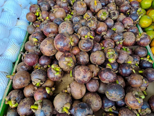 Ramo Fruta Dulce Mangostán Púrpura Varias Frutas Puestas Mesa Madera — Foto de Stock
