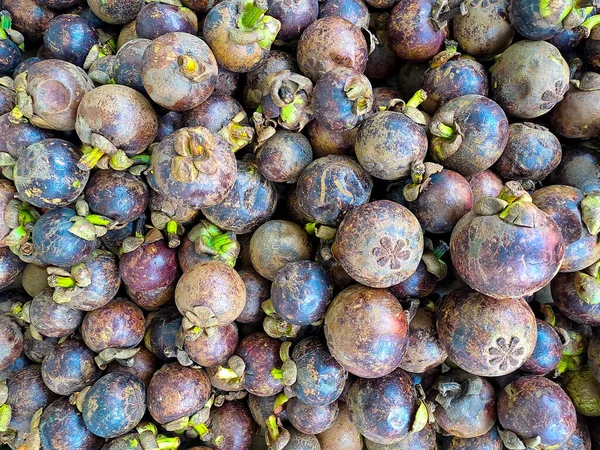 Svazek Sladké Fialové Mangostanů Ovoce Několik Ovoce Dát Dřevěný Stůl — Stock fotografie