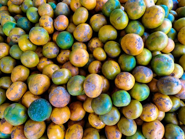 Svazek Sladkých Pomerančových Citrusových Plodů Několik Plodů Dřevěném Stole Přírodním — Stock fotografie