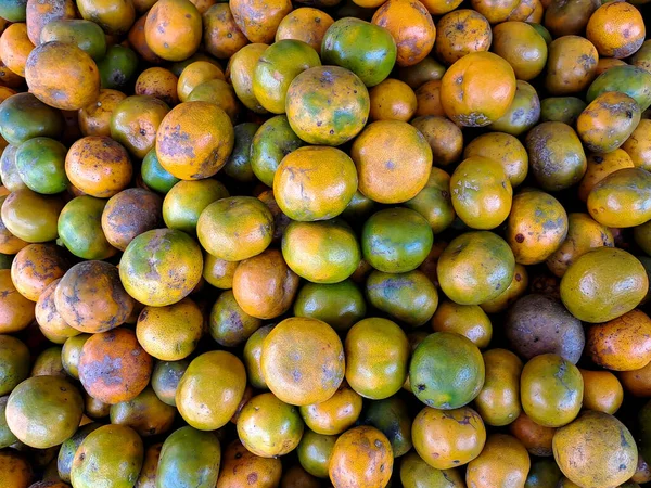 Bukiet Słodkich Owoców Cytrusowych Pomarańczowych Kilka Owoców Umieszczonych Drewnianym Stole — Zdjęcie stockowe