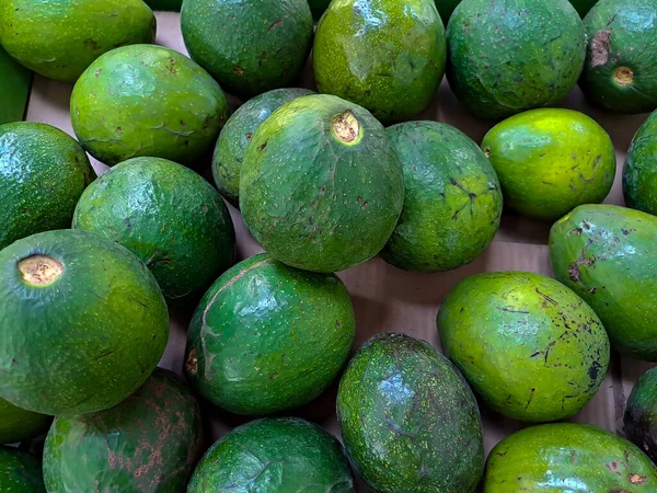 Monte Abacates Verdes Mercado Local Frutas Fruta Fresca Saudável Deliciosa — Fotografia de Stock