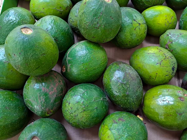 Monte Abacates Verdes Mercado Local Frutas Fruta Fresca Saudável Deliciosa — Fotografia de Stock