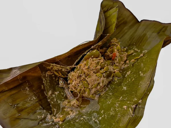 Botok印度尼西亚传统爪哇食品 肉豆蔻是用磨碎的椰子 凤尾鱼 软糖制成的 然后用香蕉叶包裹 以白色背景介绍 — 图库照片