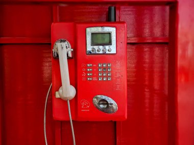 Geçmişteki eski kırmızı telli telefon insanların sık sık ankesörlü telefon kullandıkları geçmişe gitmek gibi bir şey.