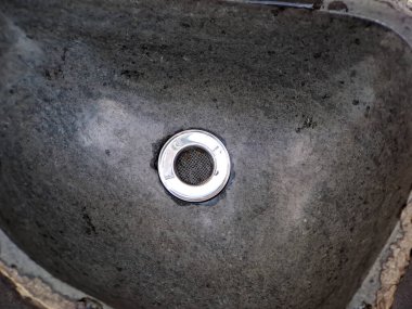 Şehir merkezine çarptığında ellerini yıkamak için taştan yapılmış lavabo..