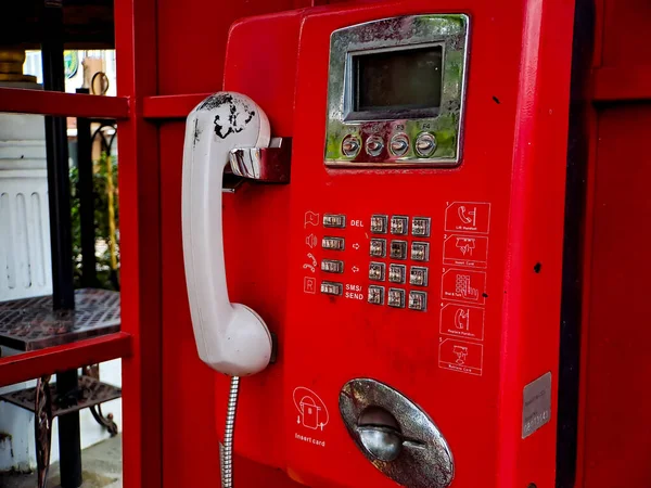 Geçmişteki Eski Kırmızı Telli Telefon Insanların Sık Sık Ankesörlü Telefon — Stok fotoğraf
