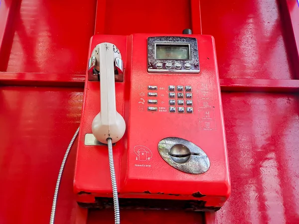 Старый Красный Проводной Телефон Прошлом Вернуться Прошлое Люди Часто Пользовались — стоковое фото