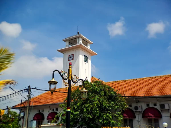 Wielki Zegar Ścienny Starym Białym Budynku Madiun Jawa Wschodnia Indonezja — Zdjęcie stockowe