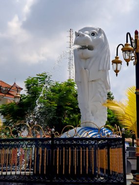 Singapur 'un beyaz aslan heykelinin kopyası, açık mavi gökyüzü ile Madiun Endonezya şehir parkında