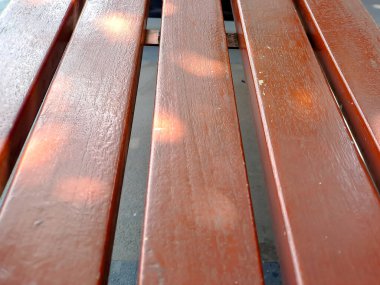 Madiun Endonezya şehrinin bahçesinde, siyah kahverengi ahşap ve demirden yapılmış, açık mavi bir gökyüzü.