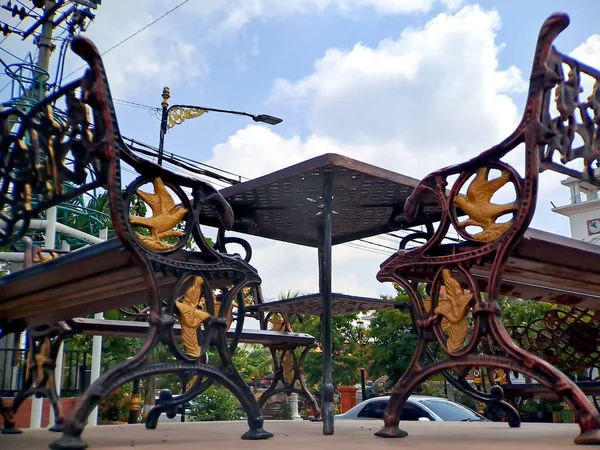 インドネシア中央公園のアラビア建築と茶色の金の鉄の彫刻ベンチ天気の良い日 — ストック写真