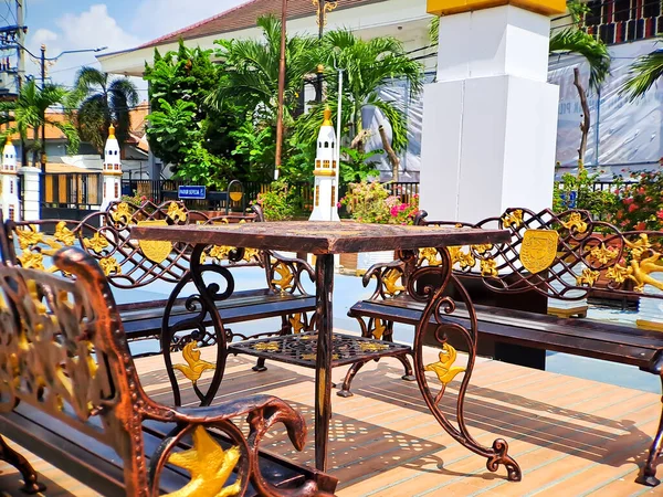 インドネシア中央公園のアラビア建築と茶色の金の鉄の彫刻ベンチ天気の良い日 — ストック写真
