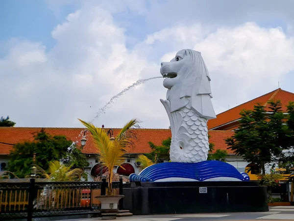 新加坡白狮雕像的复制品 位于印度尼西亚马田市公园 蓝天清澈 — 图库照片