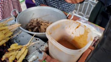 Street Food satay tofu (sate tahu), soya soslu tofu, Endonezyalıların en sevdiği yemek, Maospati geleneksel pazarında, Magetan, Doğu Java