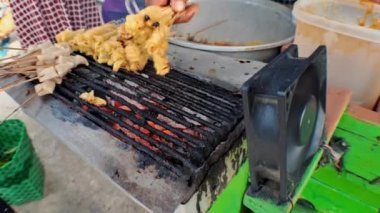 Street Food satay tofu (sate tahu), soya soslu tofu, Endonezyalıların en sevdiği yemek, Maospati geleneksel pazarında, Magetan, Doğu Java